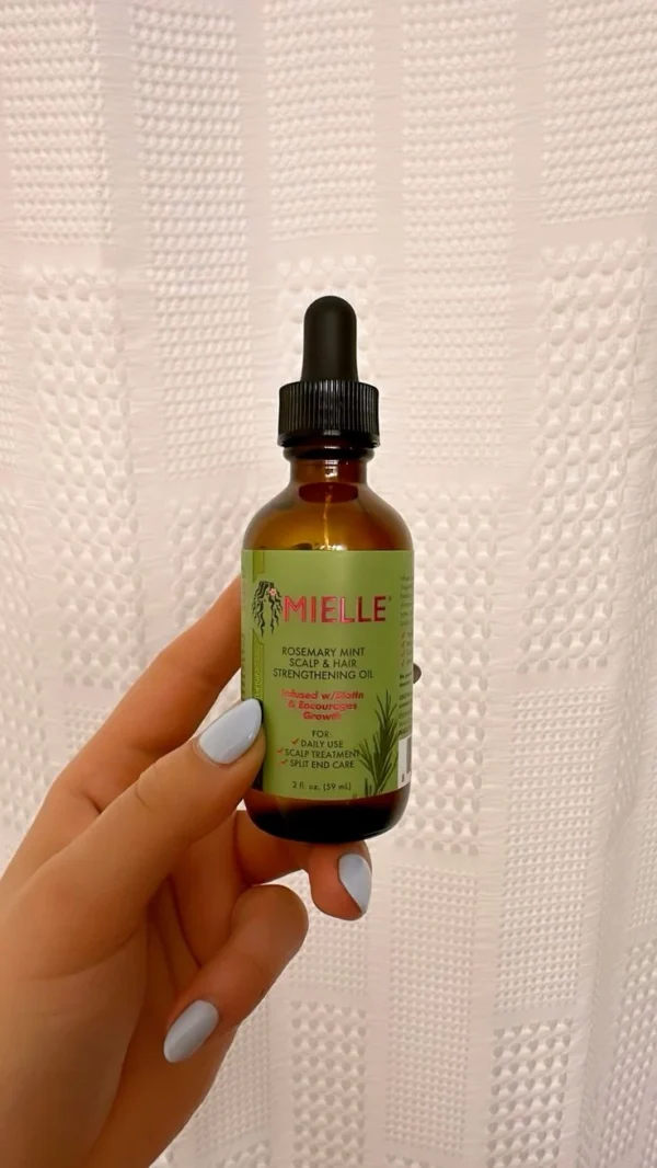 Mielle Organics Rosemary Mint Scalp & Hair Strengthening Oil 59ml - Image 3